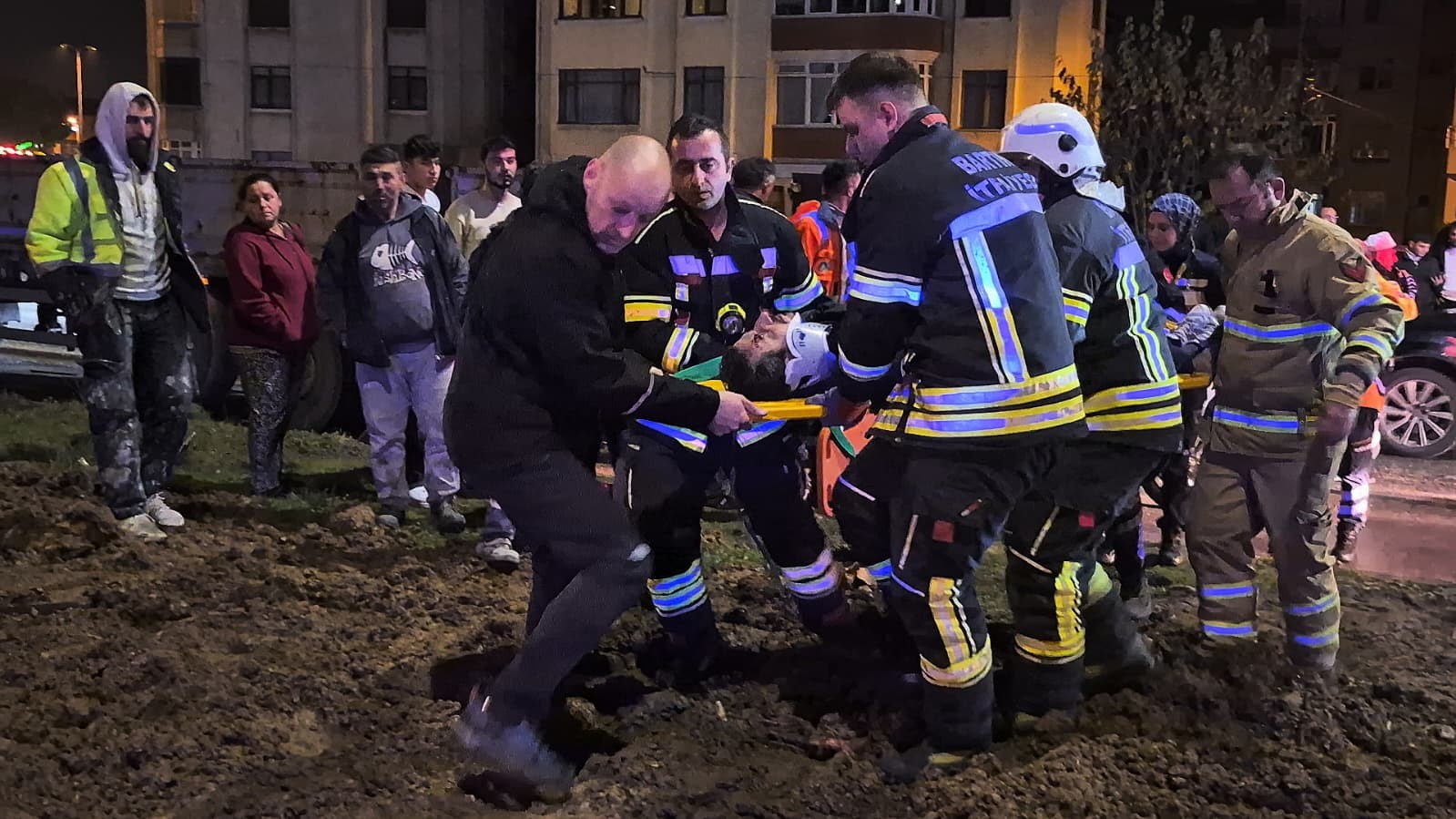 Bartın’da Kırmızı Işıkta Duran Tırın Dorsesine Çarpan Otomobilde Sürücü Araçta Sıkışarak Yaralandı. Yaralının Hayati Tehlikesinin Bulunduğu Bildirildi (1)