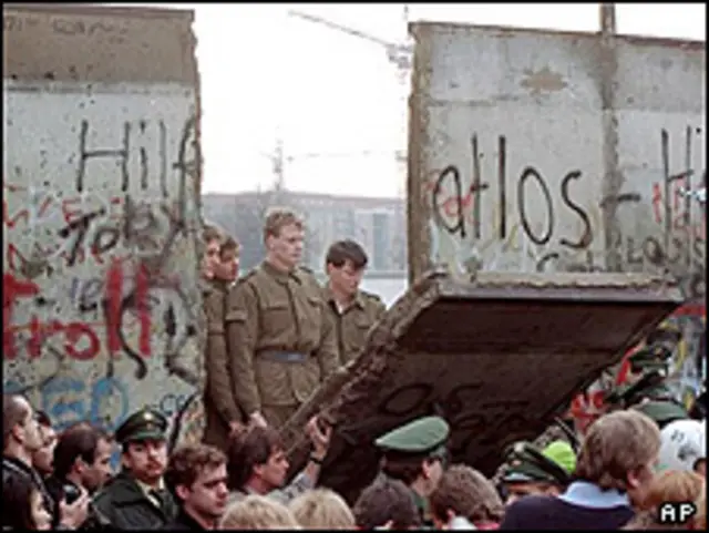 Berlin Duvarı Kısa Süreli Açılıyor