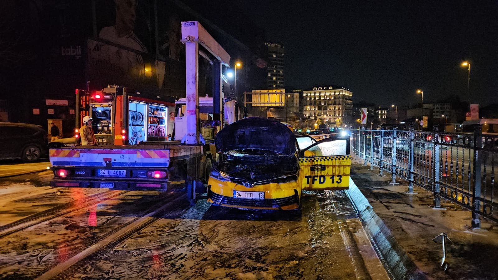 Beyoğlu’nda Seyir Halindeki Ticari Taksi Alev Alev Yandı (4)