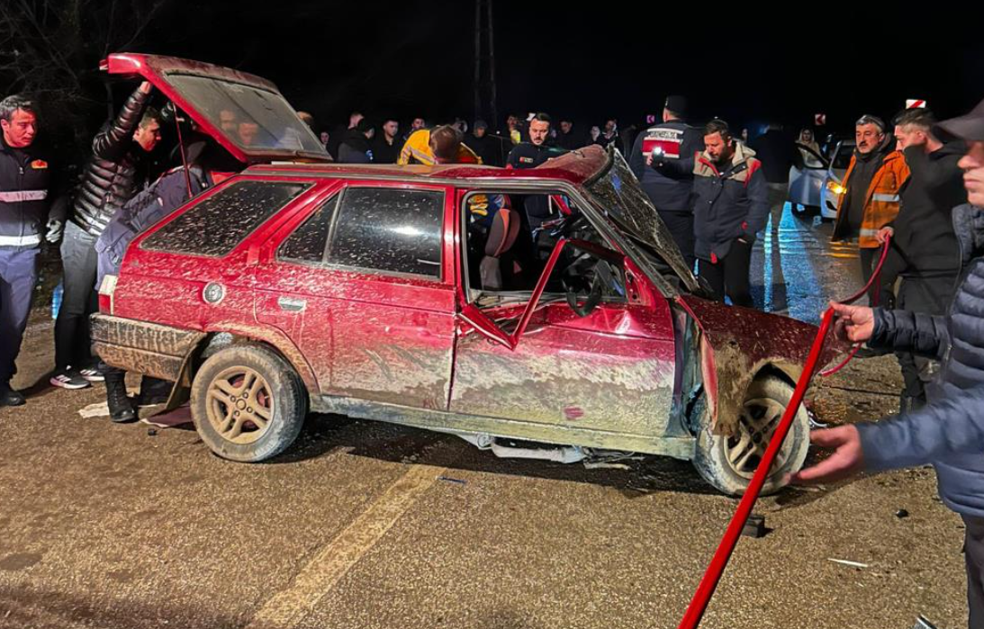 Bolu’da Abant Yolunda Feci Kaza! 1’I Ağır 6 Yaralı (2)