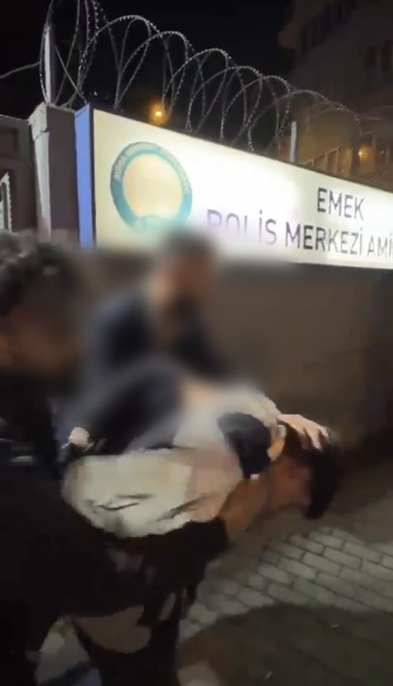 Bursa’da Avm’de Yakalanan Şüpheliden 1,3 Kilo Uyuşturucu Çıktı! (1)