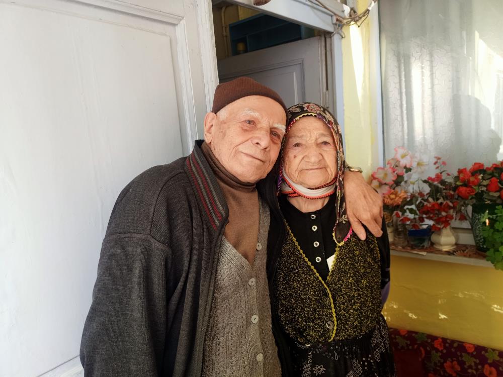 Bursa'da Battaniye Altındaki Efsane! 32 Yıl Sonra Gözyaşı Dökerek Ayrıldı (1)