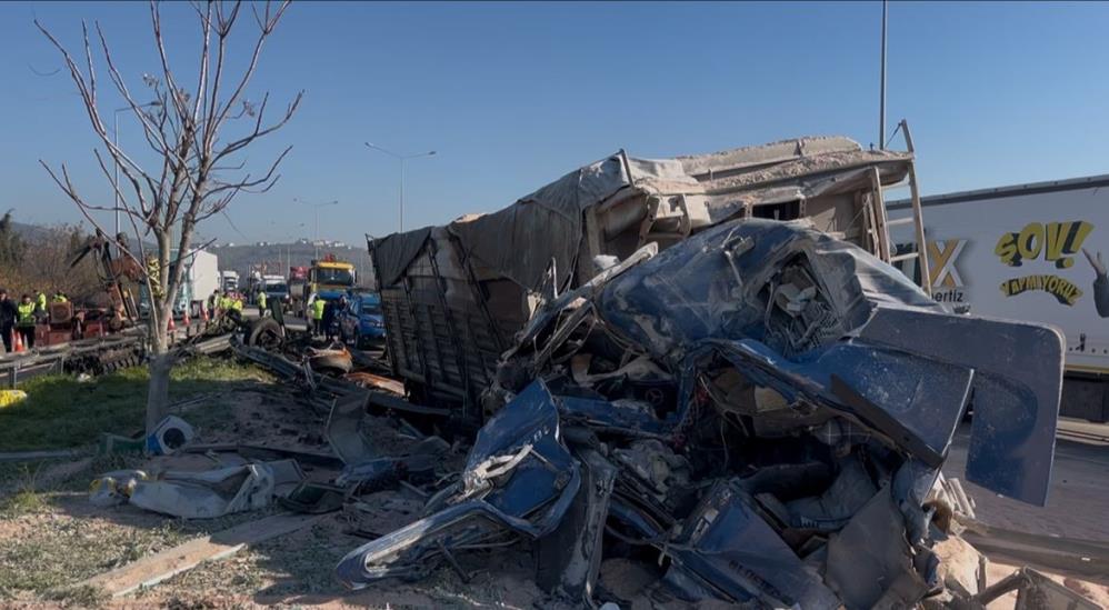Bursa'da Can Pazarı! Bariyerlere Çarpan Kamyon Hurdaya Döndü (2)