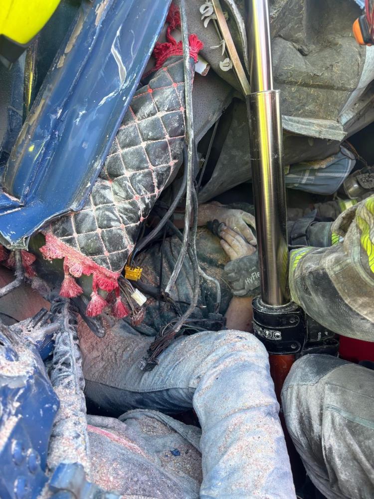 Bursa'da Can Pazarı! Bariyerlere Çarpan Kamyon Hurdaya Döndü (5)