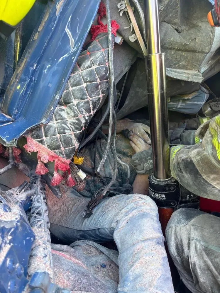 Bursada Can Pazari Bariyerlere Carpan Kamyon Hurdaya Dondu 5