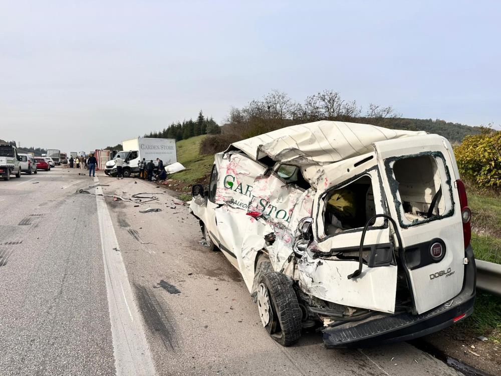 Bursa'da Can Pazarı Yaşandı! Şeker Pancarı Tırı İki Aracı Biçti (4)