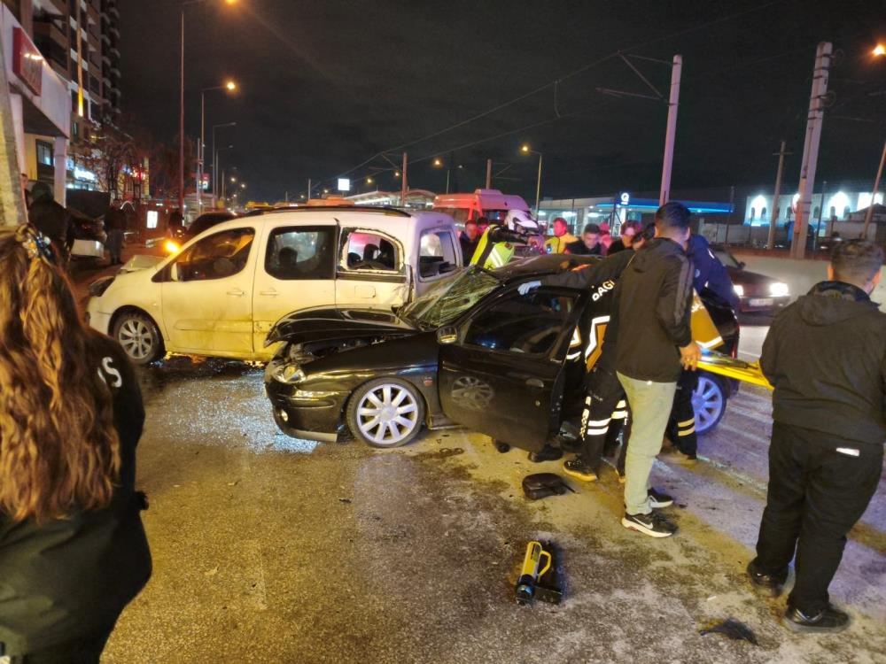 Bursa’da Feci Gece Kazası! Park Halindeki Araçlara Daldı (2)