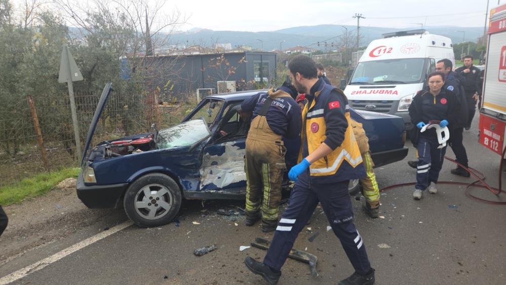 Bursa'da Feci Kaza! Kamyonet Ters Yönden Gelen Otomobile Çarptı (1)