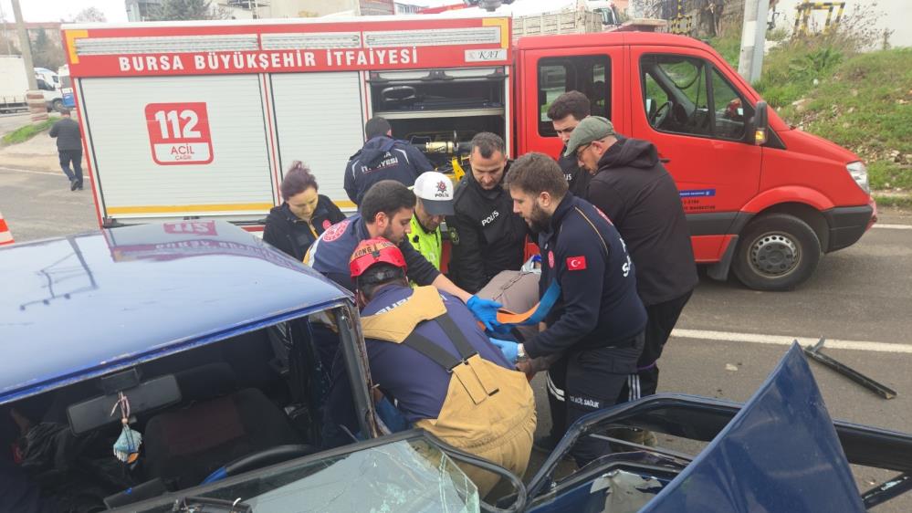 Bursa'da Feci Kaza! Kamyonet Ters Yönden Gelen Otomobile Çarptı (2)