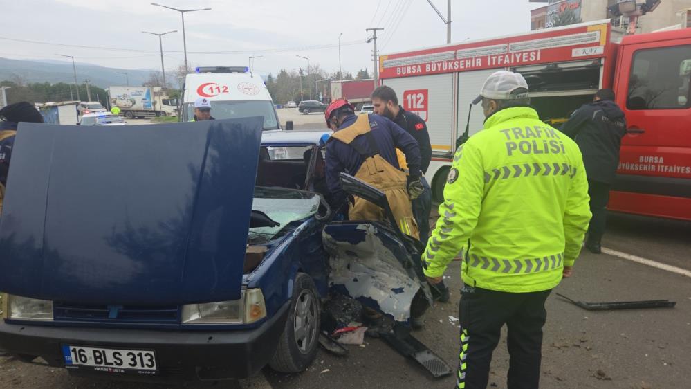 Bursa'da Feci Kaza! Kamyonet Ters Yönden Gelen Otomobile Çarptı (3)
