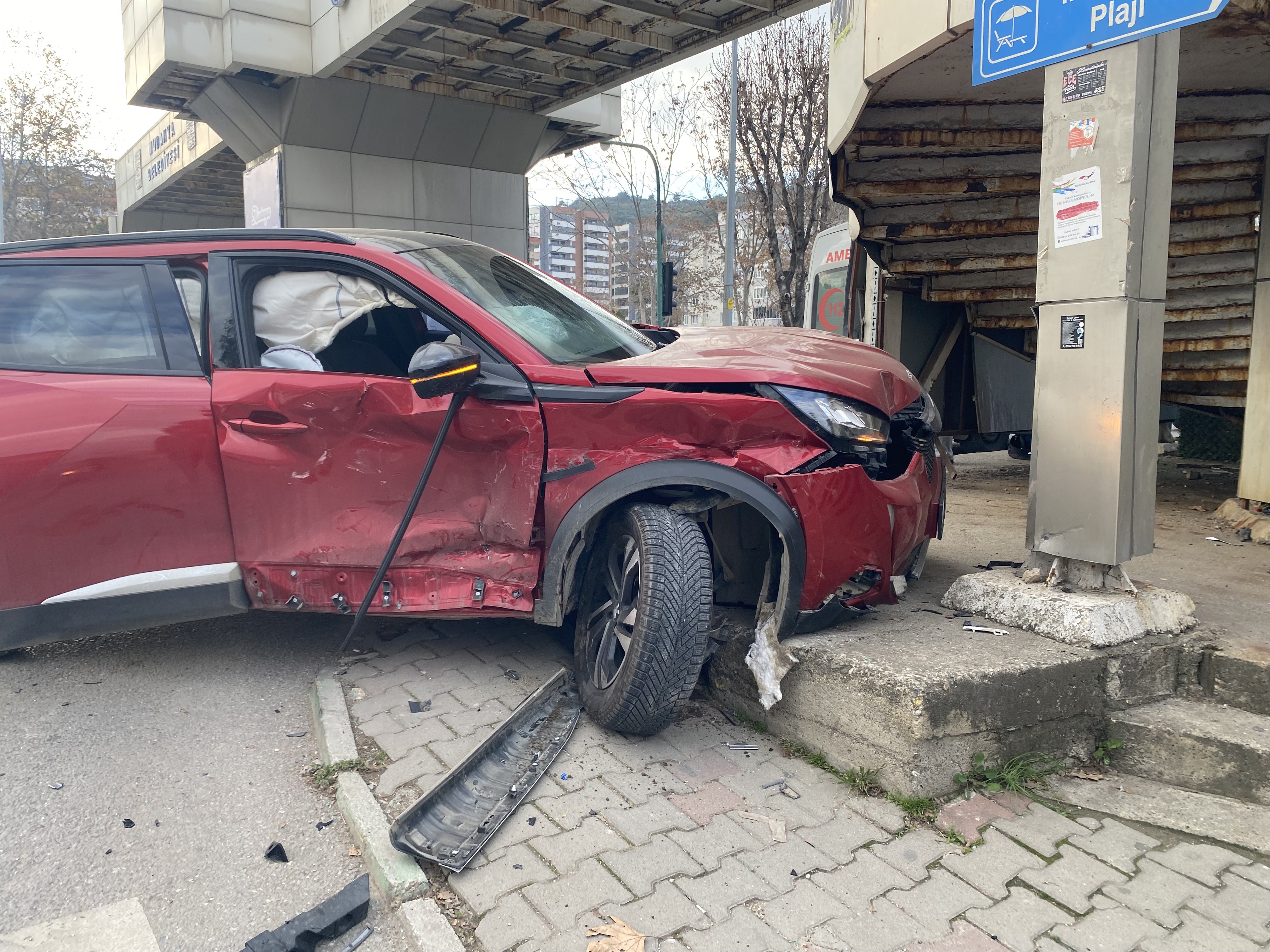 Bursa'da Iki Cip Çarpıştı, 5 Kişi Yaralandı (2)