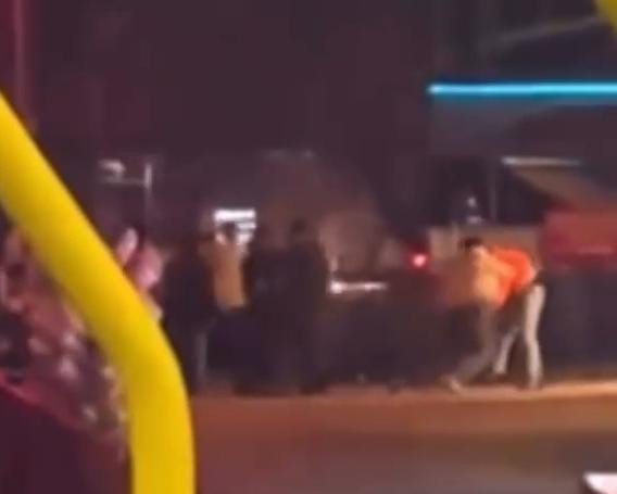 Bursa'da Iki Grup Arasında Tekme Tokat Kavga! (3)