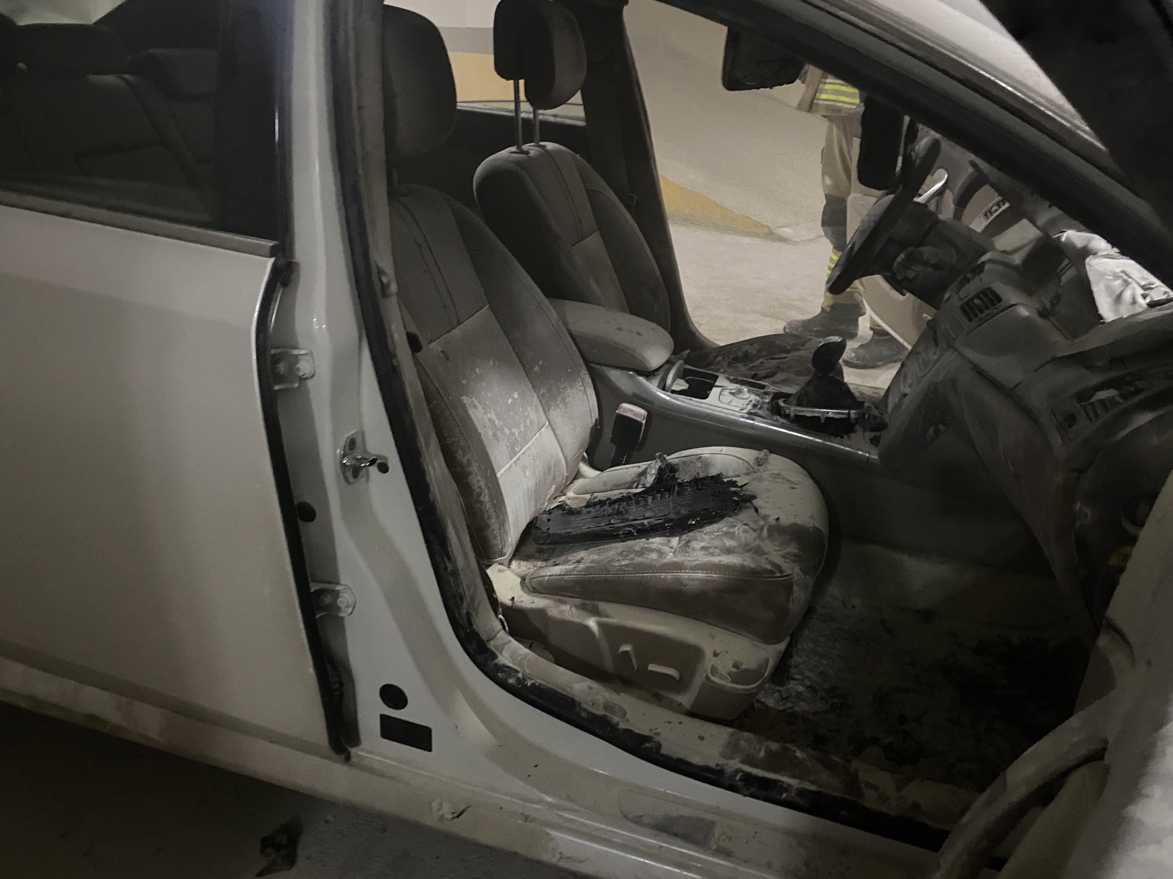 Bursa'da Kapalı Otoparkta Yanan Otomobil Paniğe Neden Oldu (2)