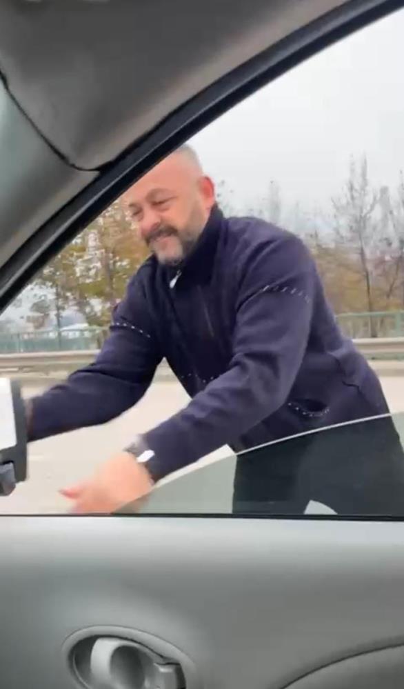 Bursa'da Meclis Üyesini Sıkıştırdı! Aracını Yumrukladı, O Anlar Kamerada (1)