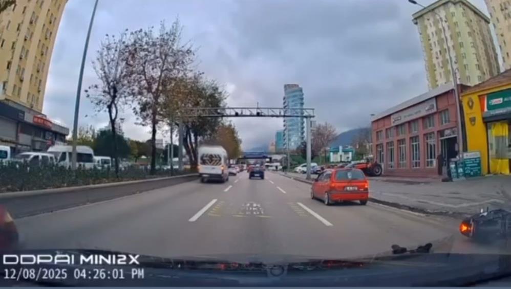 Bursa'da Motorcunun Ölümden Döndüğü Anlar Kamerada! (3)