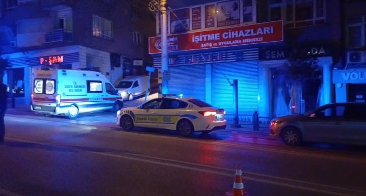 Bursa'da Motosiklet Otomobile Çarptı (1)