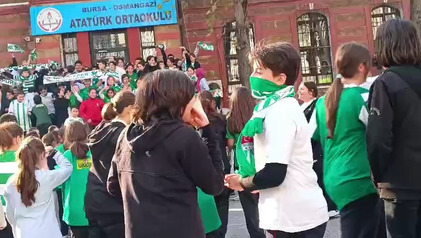 Bursa'da Öğrenciler Bursaspor Kıyafetleriyle Okula Geldi (1)-1
