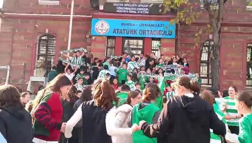 Bursa'da Öğrenciler Bursaspor Kıyafetleriyle Okula Geldi (3)