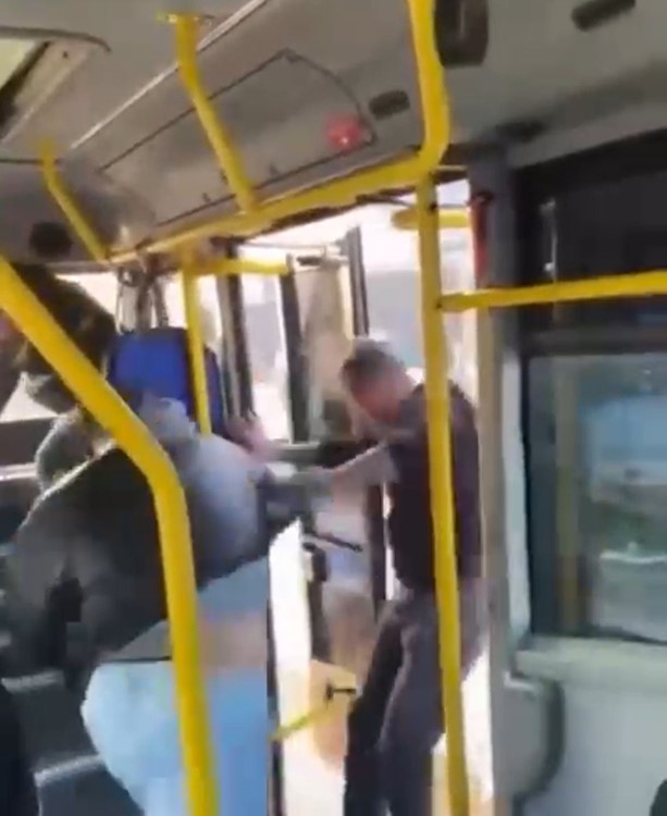 Bursa'da Otobüste Satırlı Dehşet! Korku Dolu Anlar Kamerada (1)-2