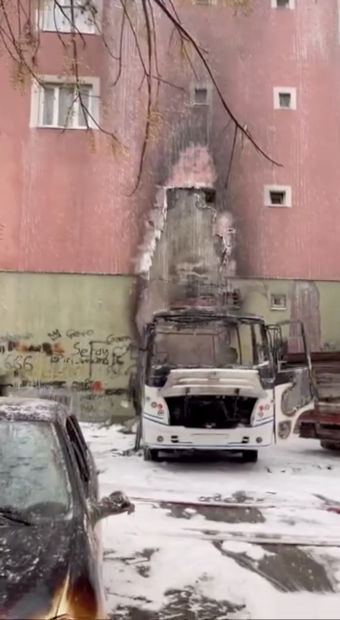 Bursa'da Park Halindeki Midibüste Çıkan Yangın Otomobile Sıçradı (3)