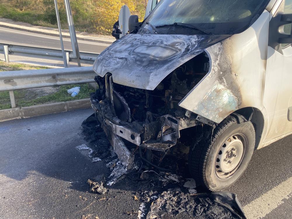 Bursa’da Seyir Halindeki Minibüs Alev Topuna Döndü! (1)