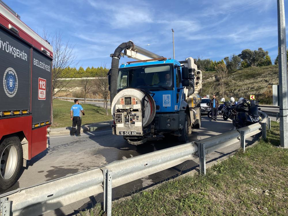 Bursa’da Seyir Halindeki Minibüs Alev Topuna Döndü! (2)