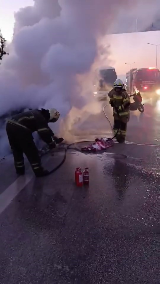 Bursa’da Seyir Halindeki Otomobil Alev Alev Yandı! (2)