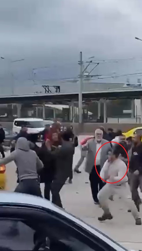 Bursa’da Sokak Ortasında Demir Sopalı Kavga Kamerada! (1)