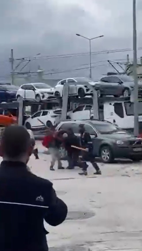 Bursa’da Sokak Ortasında Demir Sopalı Kavga Kamerada! (2)