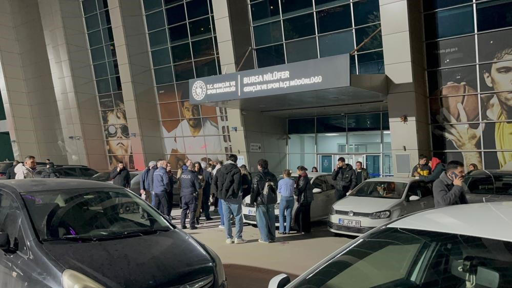 Bursa’da Spor Salonu Girişinde Bıçaklı Kavga 1’I Ağır 2 Kişi Yaralandı