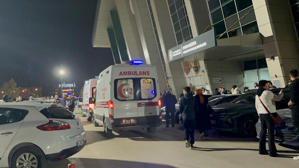 Bursa'da Spor Salonu Önünde Dehşet! Ortalık Savaş Alanına Döndü (2)