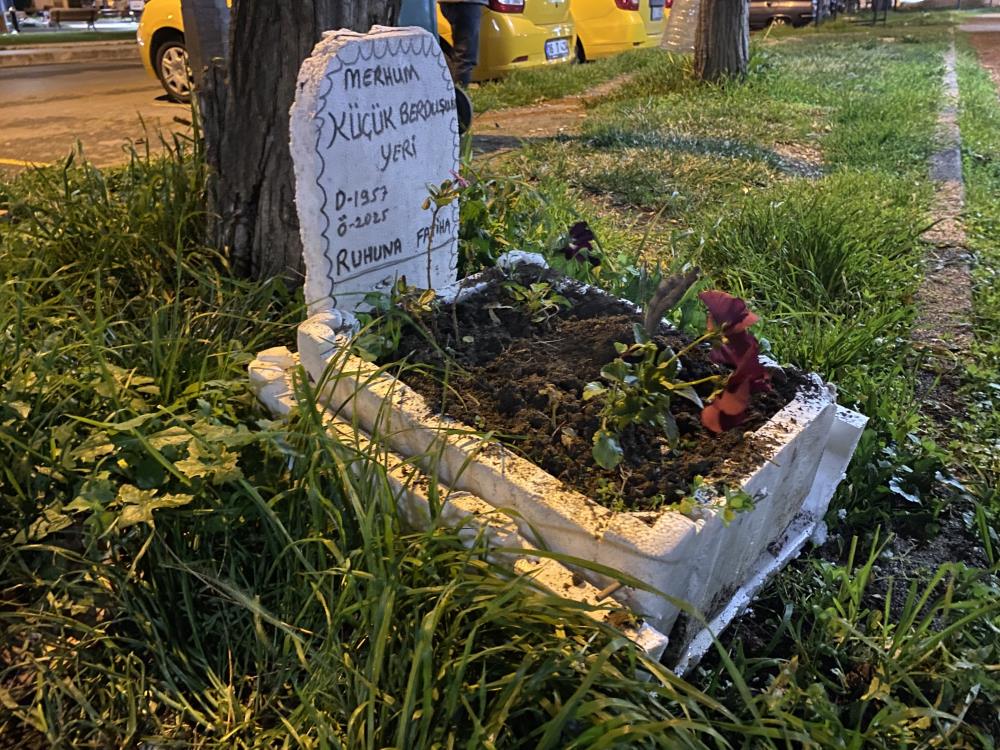 Bursa'da Taksicilerden Vefa! Berduş Için Mini Mezarlık (1)