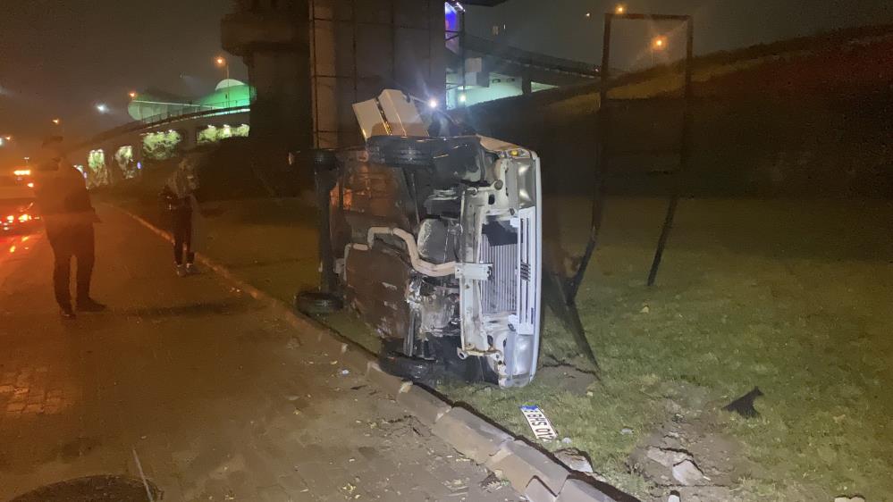 Bursa'da Yağışlı Havada Kontrolden Çıkan Otomobil Takla Attı! (1)