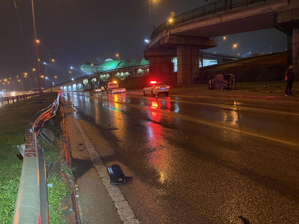 Bursa'da Yağışlı Havada Kontrolden Çıkan Otomobil Takla Attı! (2)
