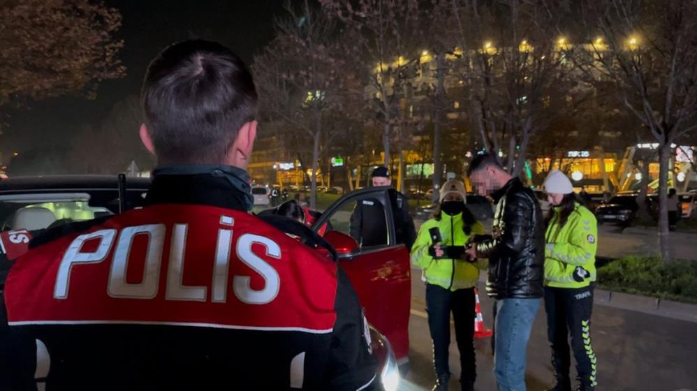 Bursa'da Yılbaşı Öncesi Polis Uygulamasında Çok Sayıda Şüpheli Yakalandı! (1)