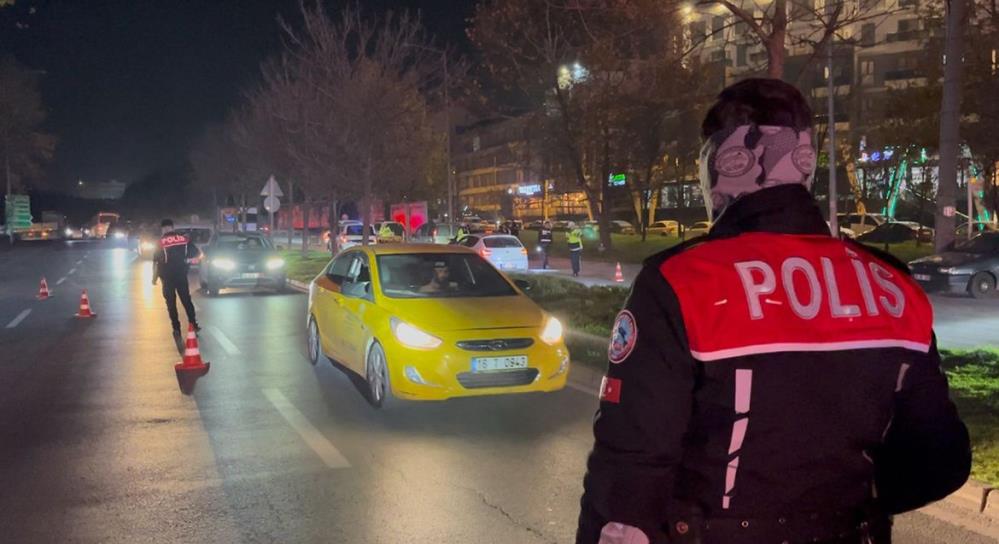 Bursa'da Yılbaşı Öncesi Polis Uygulamasında Çok Sayıda Şüpheli Yakalandı! (2)