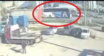 Bursa'da Yürekler Ağza Geldi! Yolcu Otobüsü Otomobili Metrelerce Savurdu-1