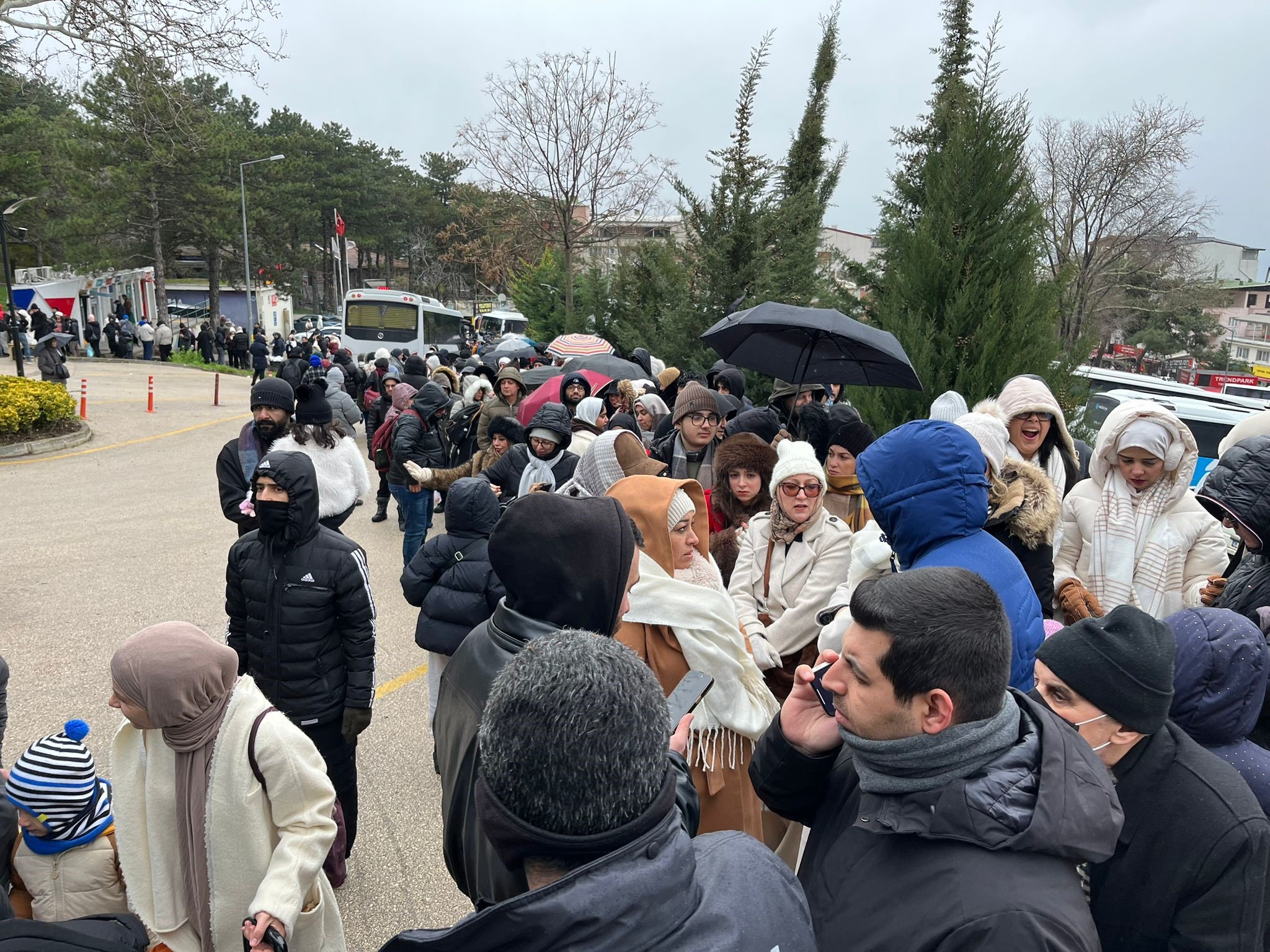 Bursa’da Yüzlerce Metrelik Kuyruk (6)