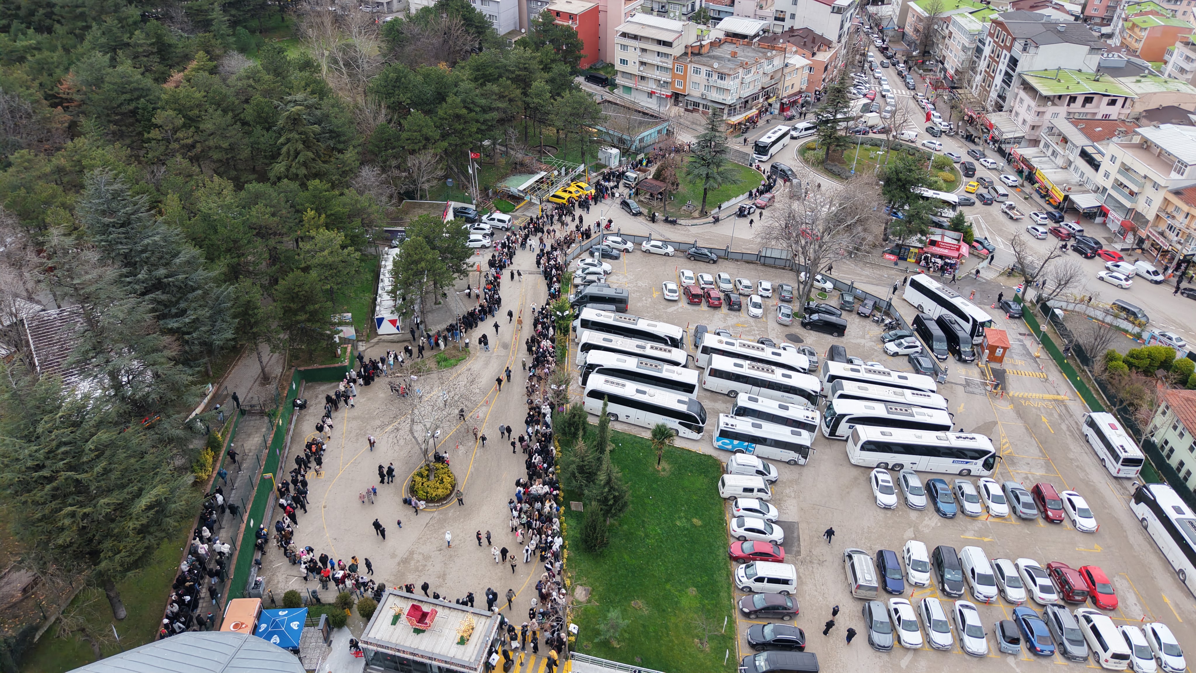 Bursa’da Yüzlerce Metrelik Kuyruk (8)