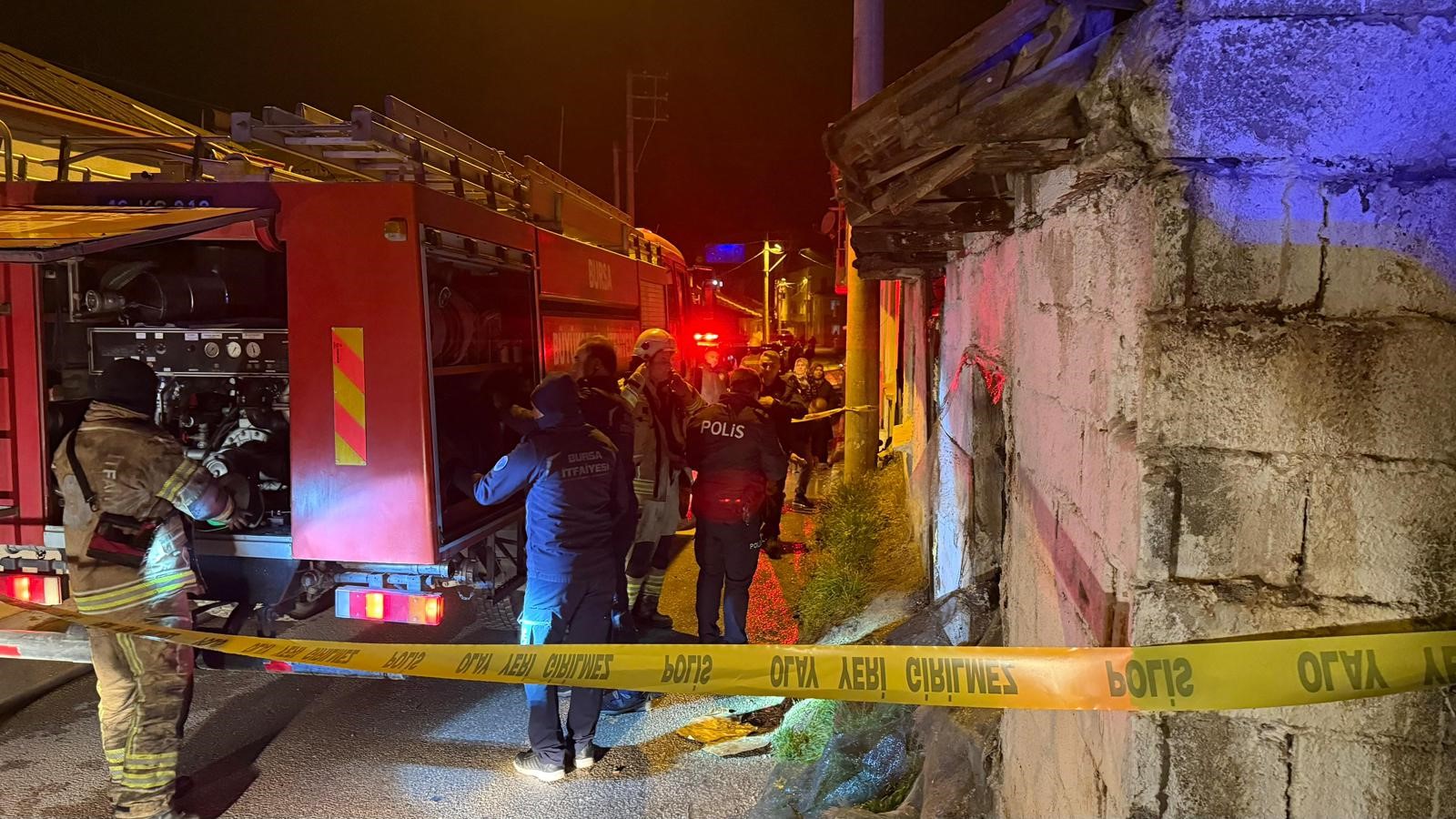 Bursa'nın İznik Ilçesinde Tek Katlı Müstakil Bir Evde Çıkan Yangında Yalnız Yaşayan 1 Kişi Hayatını Kaybetti. (2)