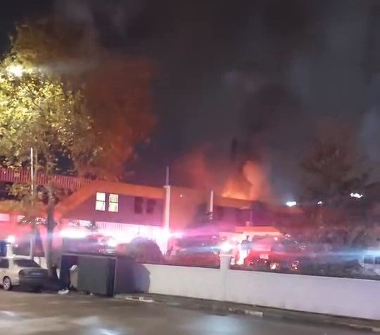 Bursa’nın Kestel Ilçesinde Bir Tekstil Fabrikasında Gece Saatlerinde Çıkan Yangın, Bölgede Paniğe Neden Oldu (3)