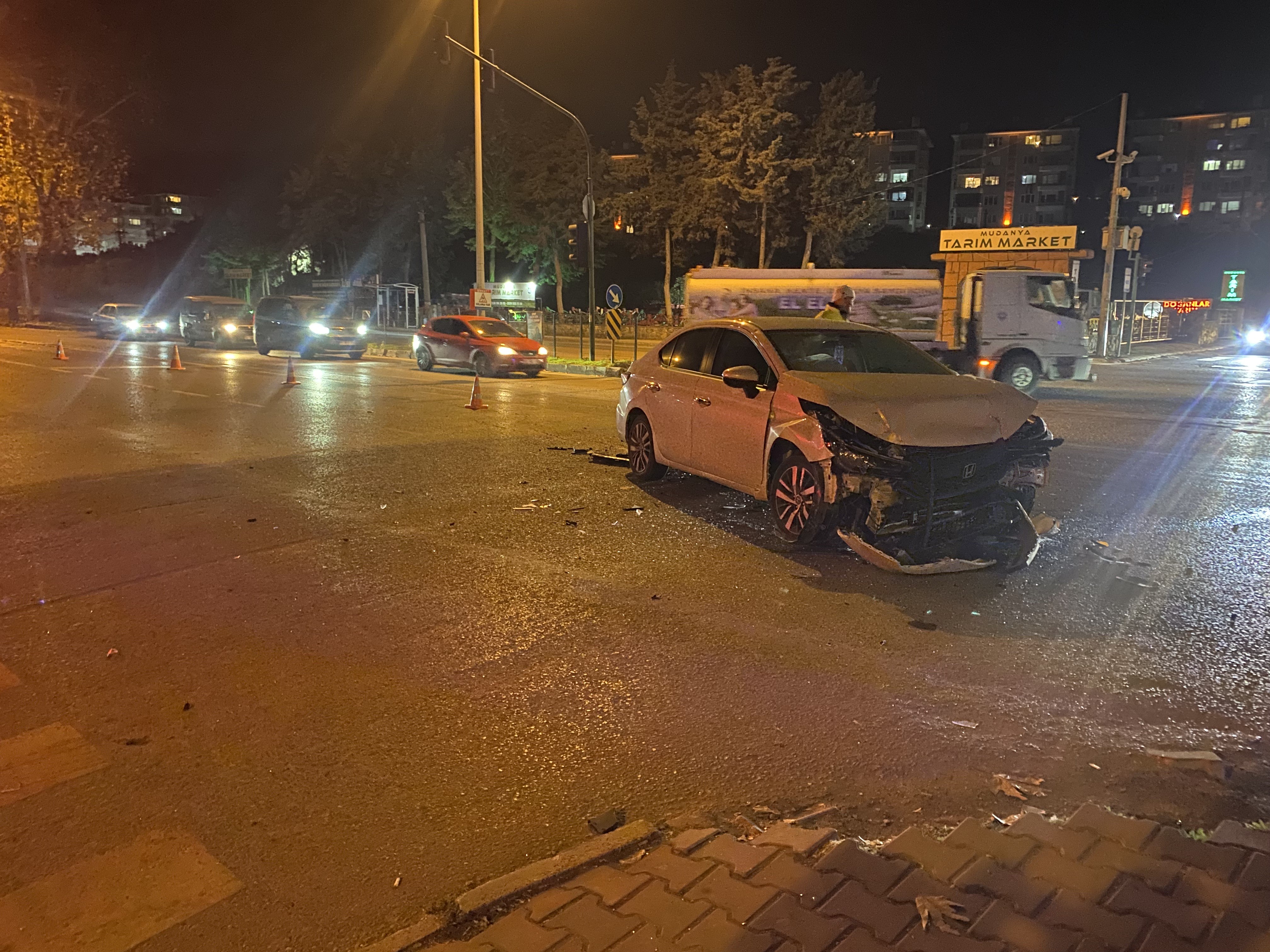 Bursa’nın Mudanya Ilçesinde Bursa Asfaltı Üzerinde Meydana Gelen Trafik Kazasında Iki Otomobil Çarpıştı. Kazada 1 Kişi Ağır Yaralandı (1)