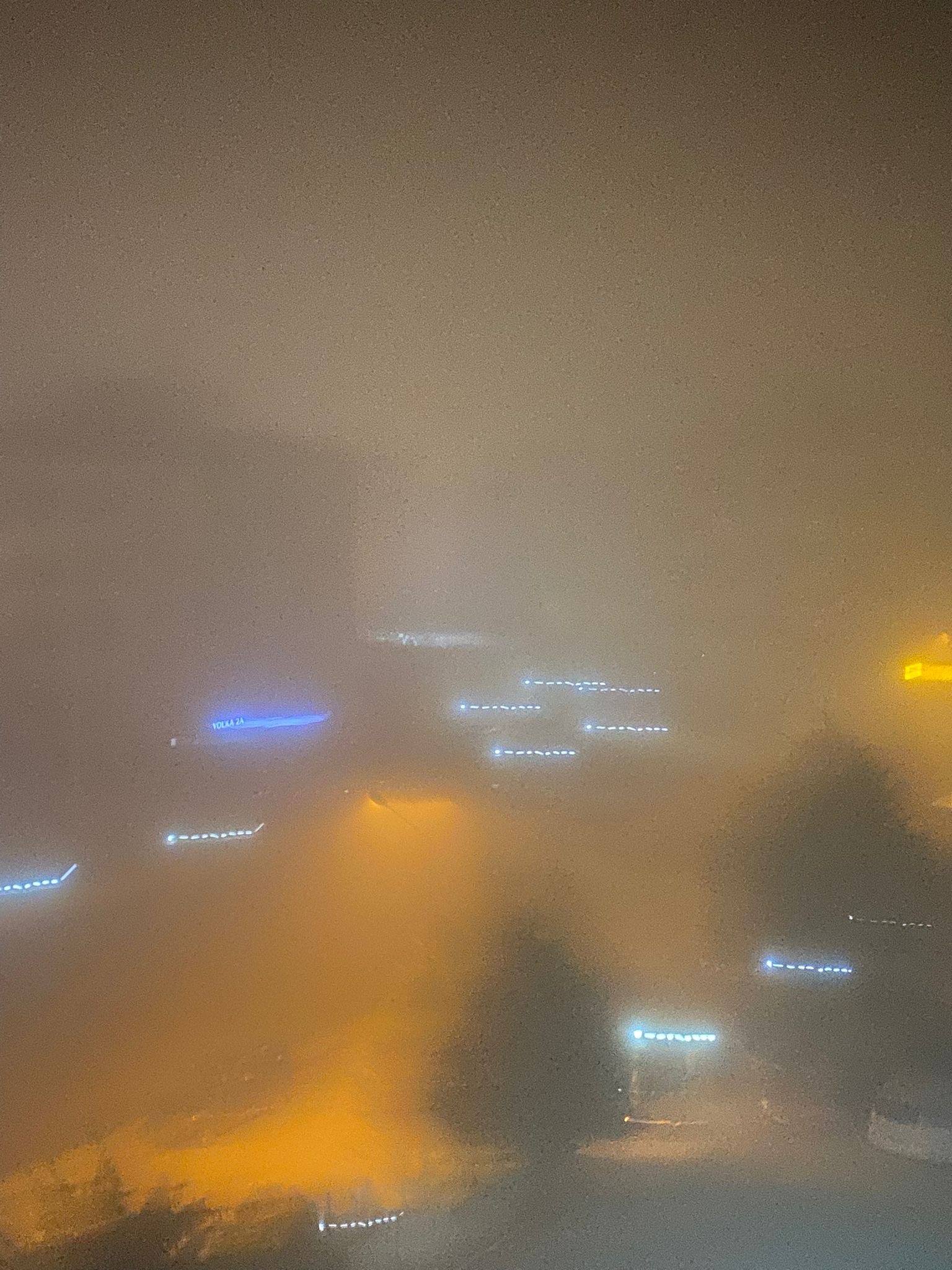 Bursa’nın Yenişehir Ilçesinde Akşam Saatlerinde Etkili Olan Yoğun Sis Nedeniyle Görüş Mesafesi Yer Yer 1 Metreye Kadar Düştü. Yetkililer Sürücüleri Dikkatli Olmaları Konusunda Uyardı (2)