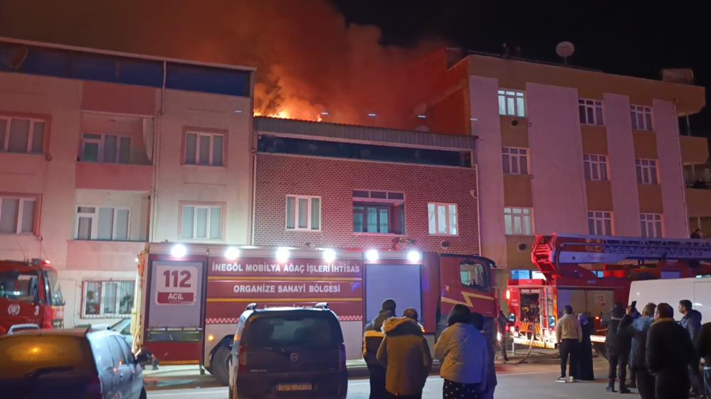 Çıkan Yangın Mahalleliyi Sokağa Döktü! (1)