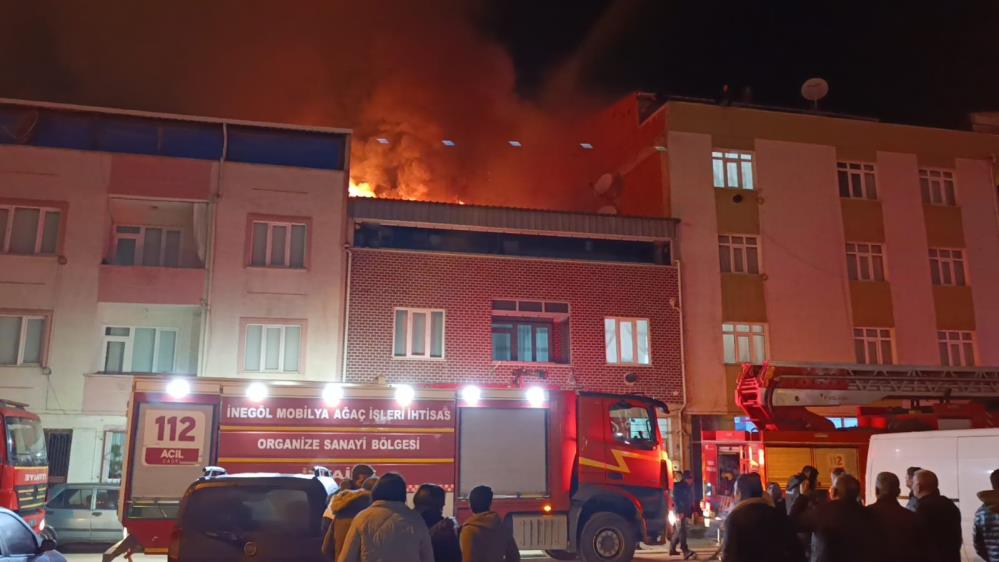 Çıkan Yangın Mahalleliyi Sokağa Döktü! (2)