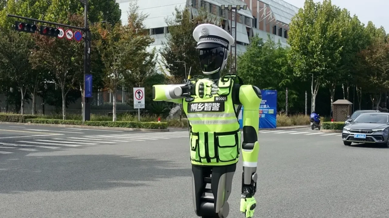 Çin Trafikte Yeni Dönemi Başlattı! İnsansı Robotlar Polisliğe Mi Başlıyor?-2