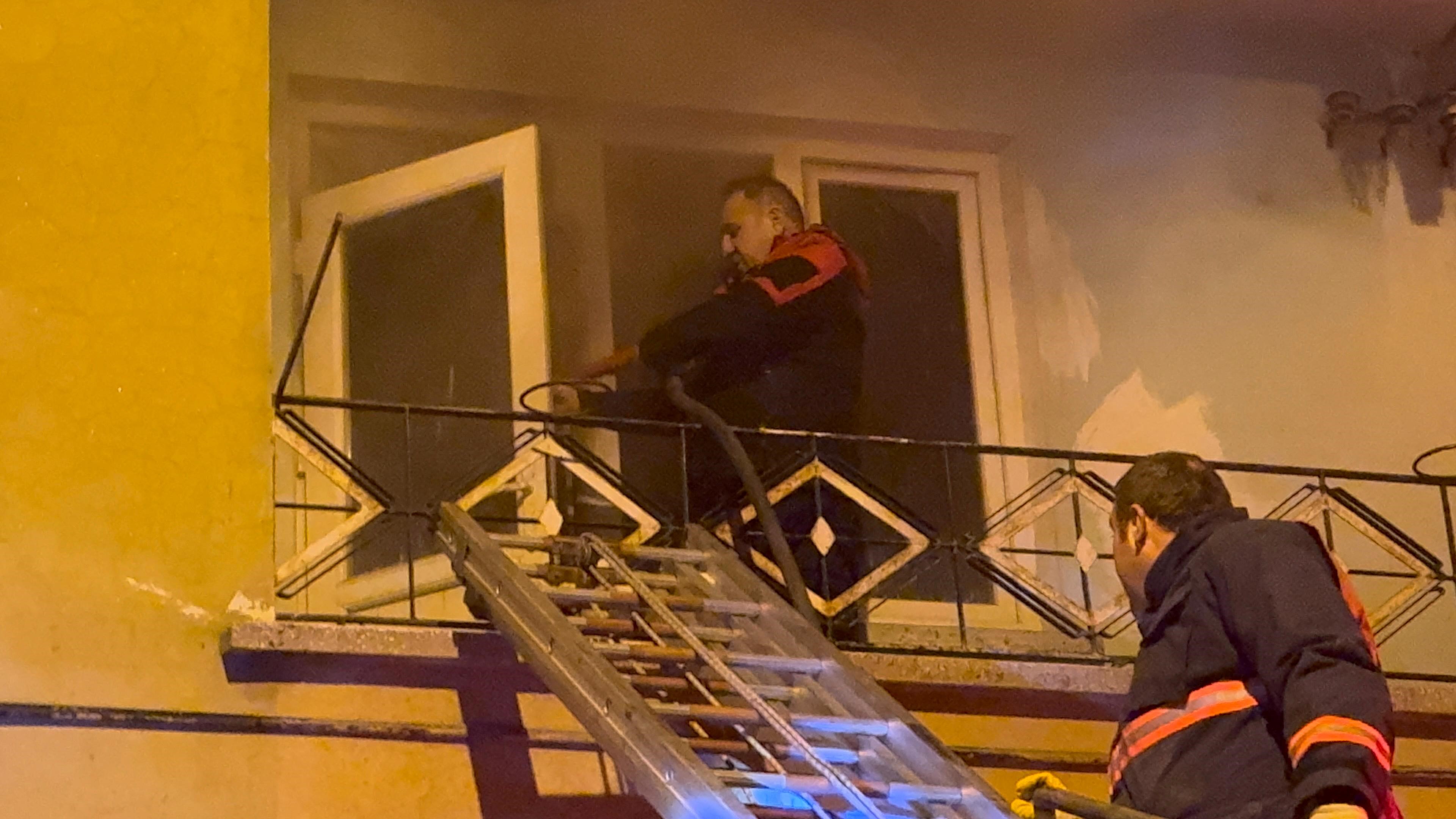 Çorum'da Apartmanda Çıkan Yangında 10 Kişi Dumandan Etkilendi (2)