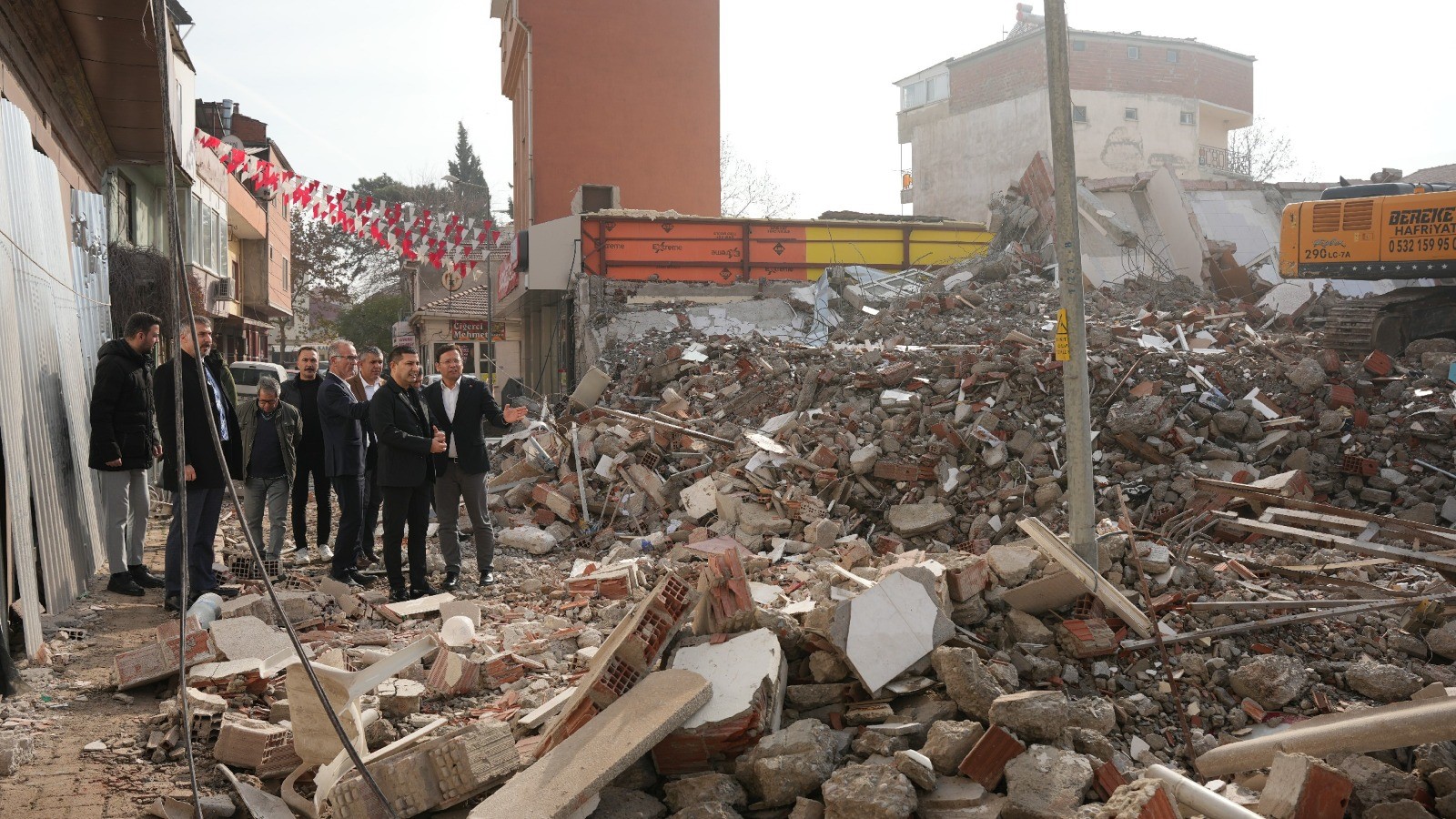 Depremin Ardından Sındırgı'da Tehlikeli Yapılar Kaldırılıyor (2)