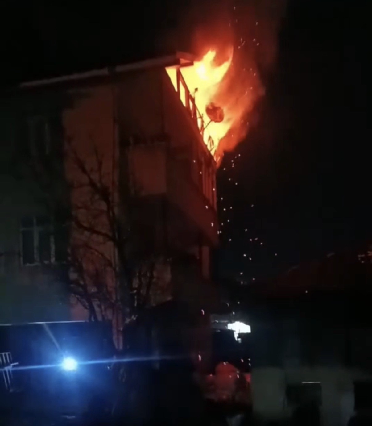 Düzce’de 3 Katlı Binanın Çatısı Alev Alev Yandı (1)