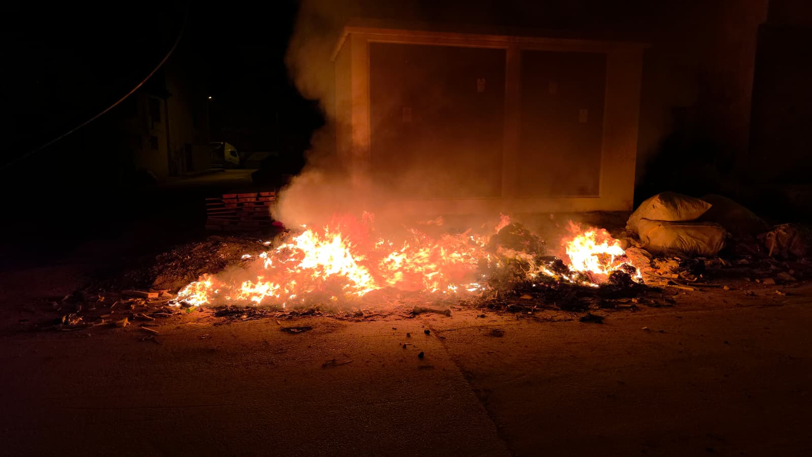 Elektrik Trafosu Yanında Yangın Çıktı